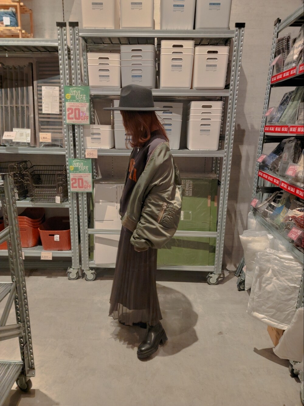 グレー系のスウェット、グレー系のスカート、ブラック系のショルダーバッグを着用したレディースの冬コーディネートの2枚目の写真