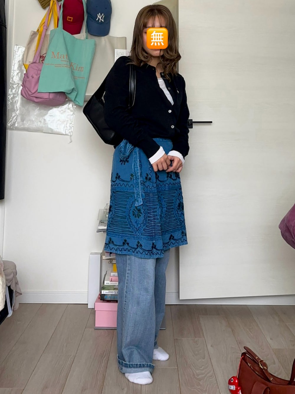 ブルー系のデニムパンツを着用したレディースの春コーディネートの2枚目の写真