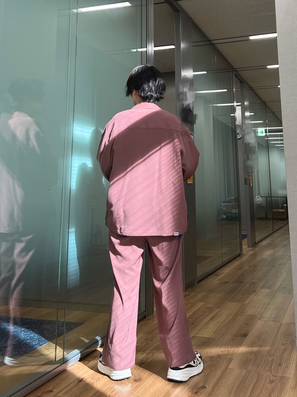 「春服、ボーイッシュ、メンズライク、セットアップ、春コーデ、オールピンク、ピンクコーデ、春カラー、厚底シューズ、春色」｜「9090のアイテム（フォーマルスーツ/小物、ピンク系）」を使った、光永さん（レディース・159cm）の春コーディネートの2枚目の写真