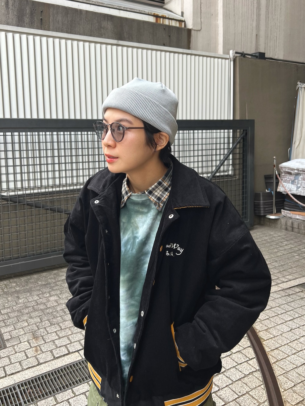 ブラック系のジャケット/アウター、グリーン系のトップス、グリーン系のカーゴパンツを着用したレディースの春コーディネートの4枚目の写真