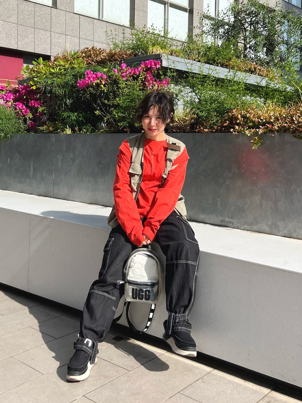 グリーン系のベスト、オレンジ系のTシャツ/カットソー、その他のボディバッグ/ウエストポーチを着用したレディースの春コーディネートの3枚目の写真