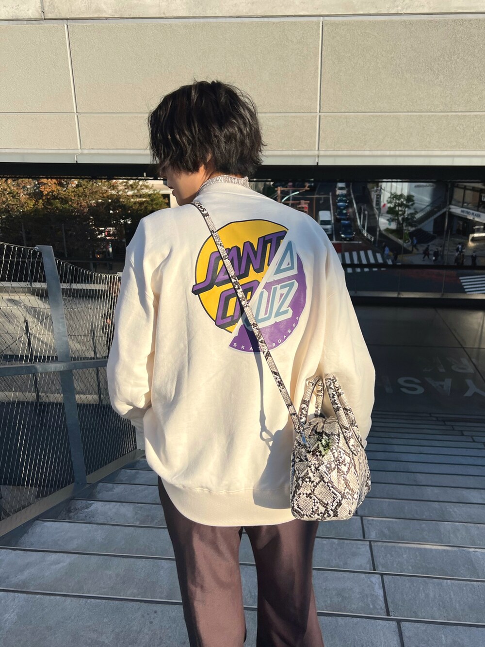 ホワイト系のスウェット、その他のバッグ、パープル系のスラックスを着用したレディースの秋コーディネートの3枚目の写真