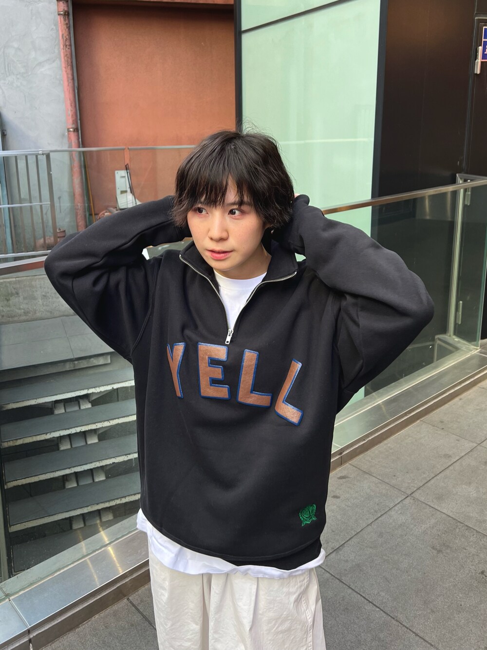 ブラック系のトップス、ブラック系のスリッポンを着用したレディースの春コーディネートの3枚目の写真