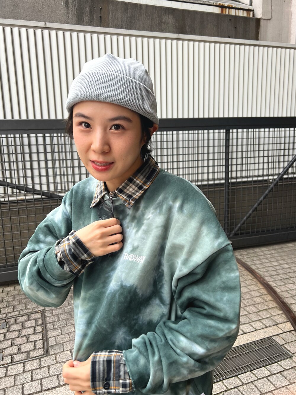 ブラック系のジャケット/アウター、グリーン系のトップス、グリーン系のカーゴパンツを着用したレディースの春コーディネートの3枚目の写真