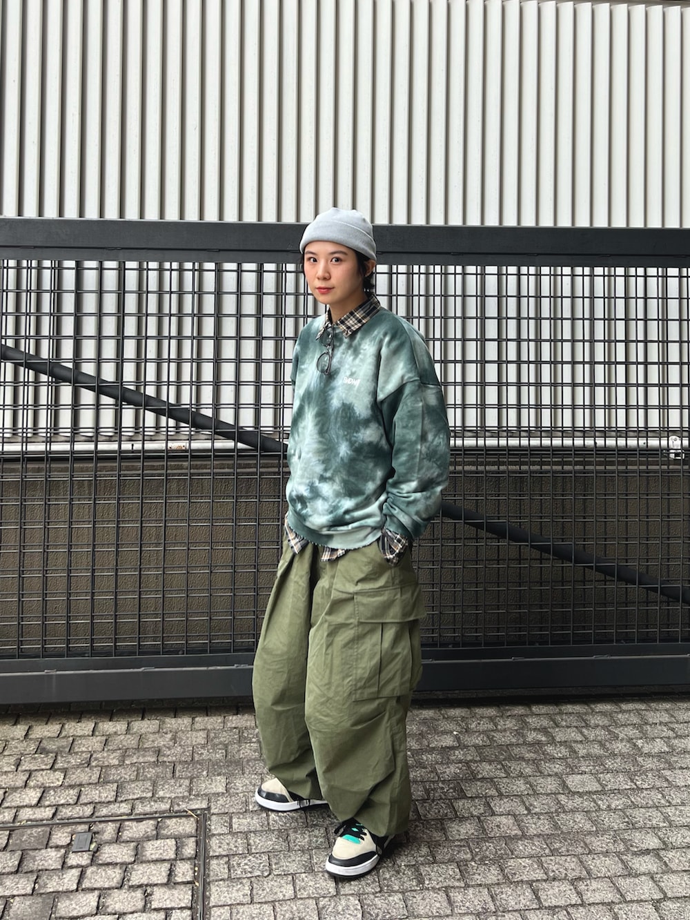 ブラック系のジャケット/アウター、グリーン系のトップス、グリーン系のカーゴパンツを着用したレディースの春コーディネートの2枚目の写真