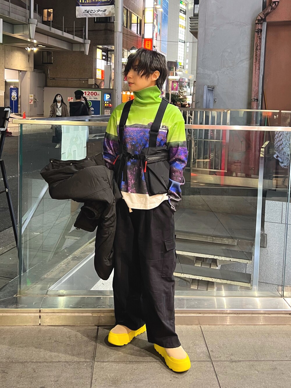 ブラック系のダウンジャケット/コート、グリーン系のTシャツ/カットソー、ベージュ系のスリッポンを着用したレディースの冬コーディネートの2枚目の写真