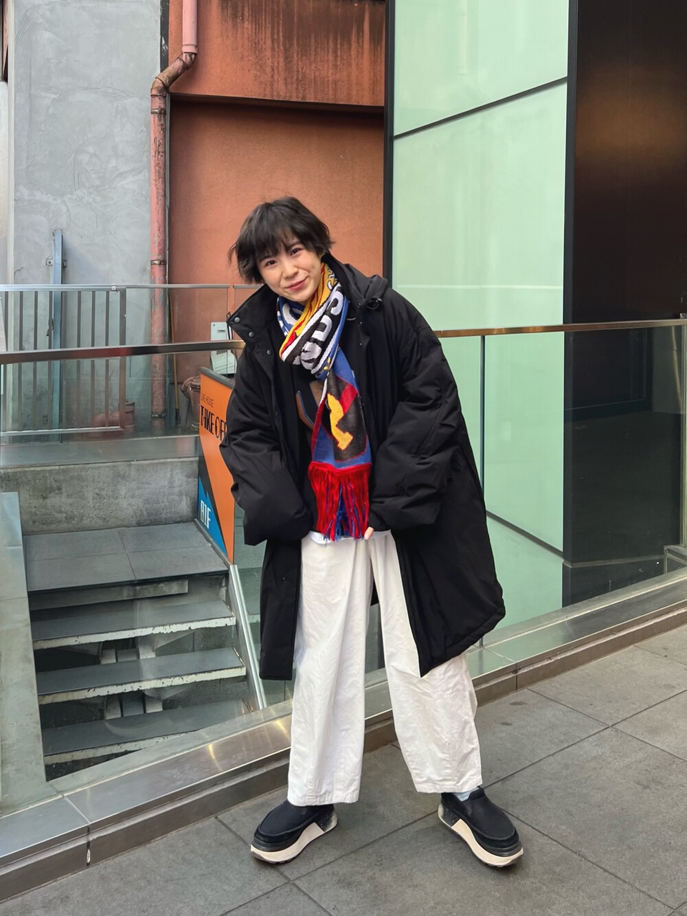 ブラック系のトップス、ブラック系のスリッポンを着用したレディースの春コーディネートの2枚目の写真