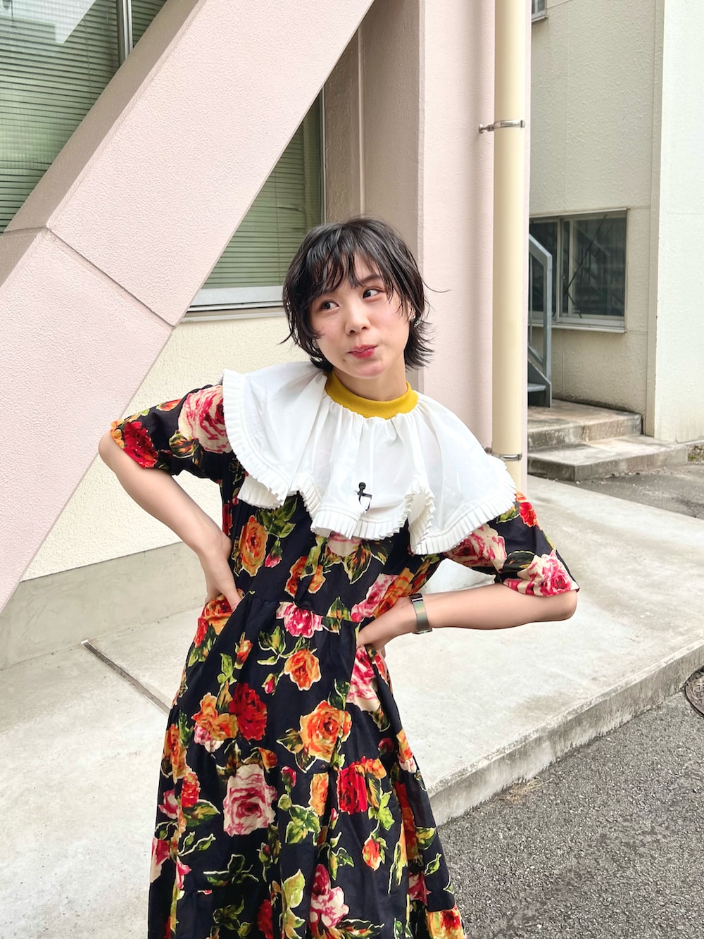 その他のワンピース、ホワイト系のスニーカー、ホワイト系の付け襟を着用したレディースの秋コーディネートの2枚目の写真