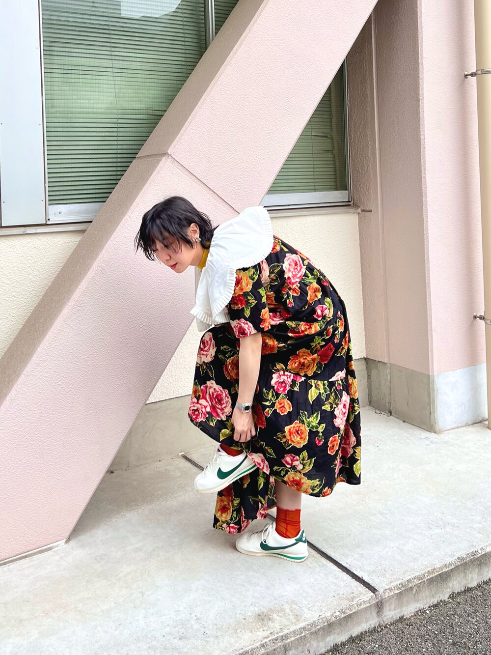 その他のワンピース、ホワイト系のスニーカー、ホワイト系の付け襟を着用したレディースの秋コーディネートの3枚目の写真