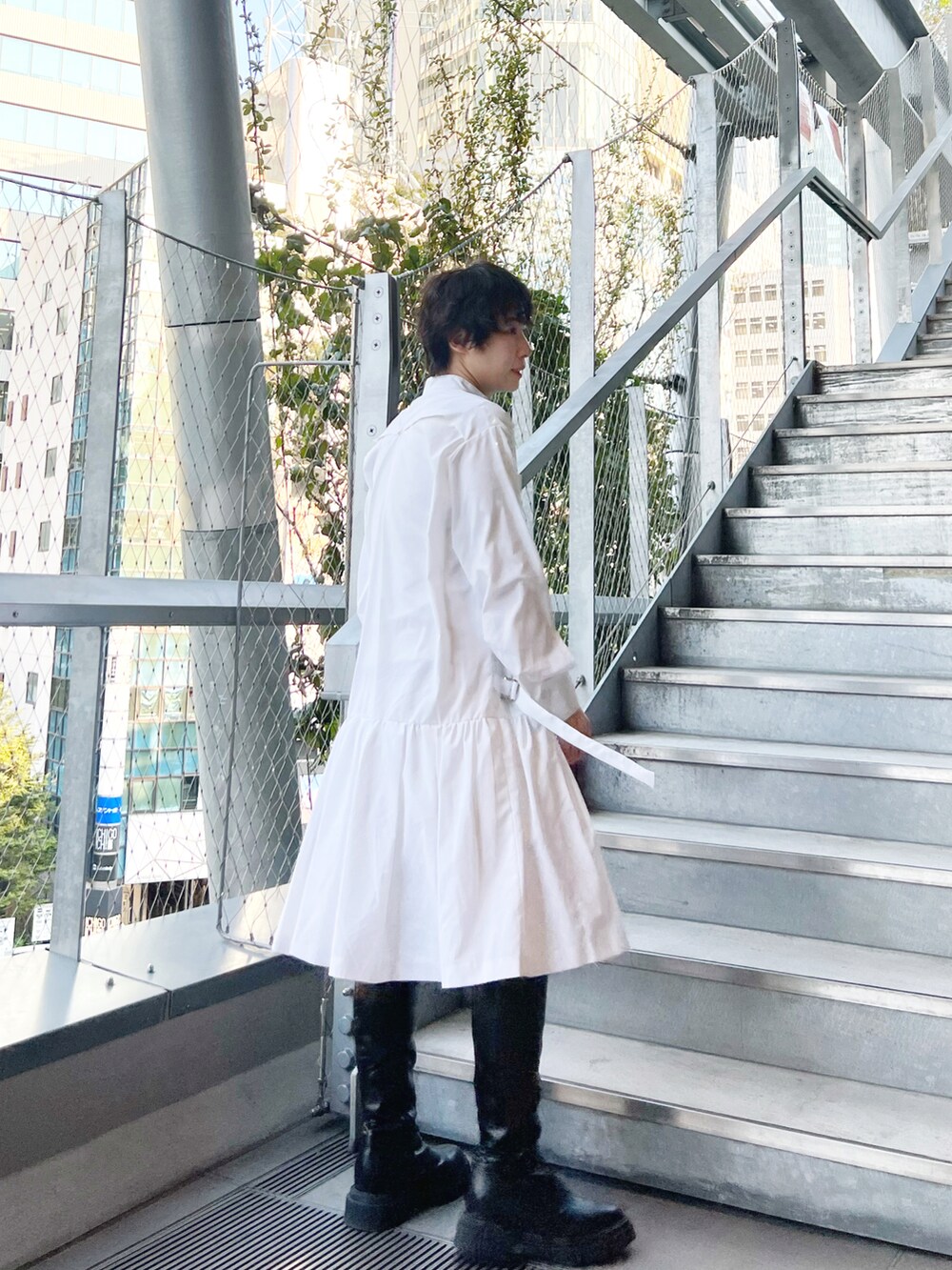 ホワイト系のワンピース、ブラック系のブーツを着用したレディースの春コーディネートの2枚目の写真