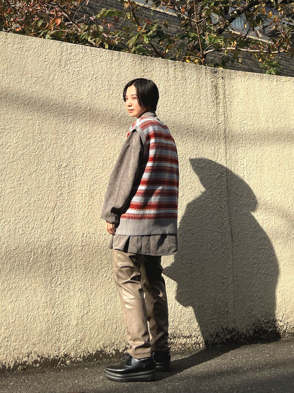 グレー系のベスト、グレー系のシャツ/ブラウス、グレー系のジャケット/アウターを着用したレディースの冬コーディネートの2枚目の写真