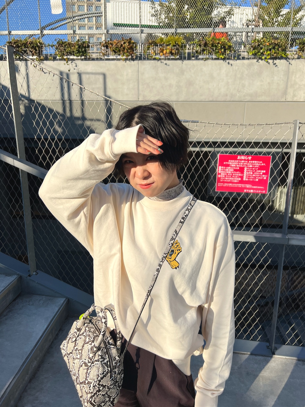 ホワイト系のスウェット、その他のバッグ、パープル系のスラックスを着用したレディースの秋コーディネートの4枚目の写真