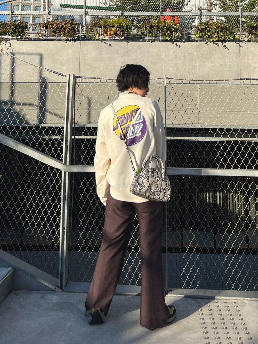 ホワイト系のスウェット、その他のバッグ、パープル系のスラックスを着用したレディースの秋コーディネートの2枚目の写真