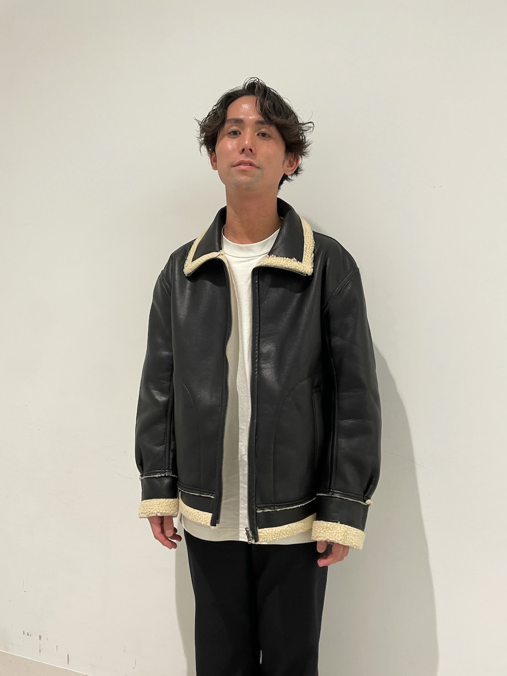 「B3、b3ジャケット、トレンドコーデ、トレンドアウター、オトナカジュアル、モノトーン、モノトーンコーデ、ワイドパンツ、シンプルコーデ、古着MIX、ファッションの力を信じよう、レザージャケット、エコレザー、レザーコーデ、ootd」｜「CIAOPANICのリバーシブルボアフライトジャケット（ブルゾン、ブラック系）」を使った、木山正己さん（メンズ・176cm）の秋コーディネートの2枚目の写真