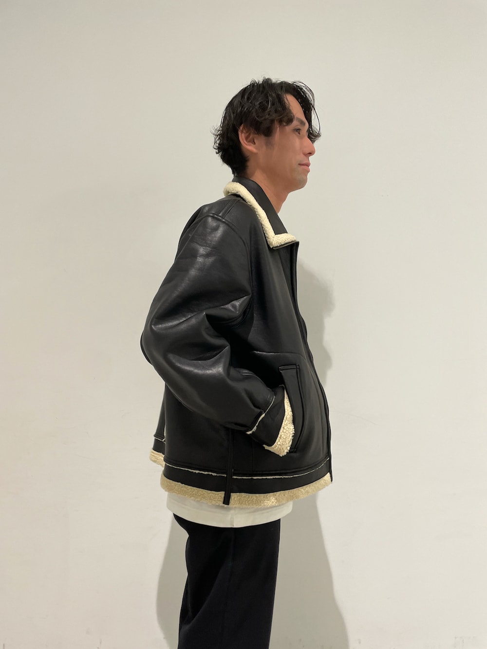 「B3、b3ジャケット、トレンドコーデ、トレンドアウター、オトナカジュアル、モノトーン、モノトーンコーデ、ワイドパンツ、シンプルコーデ、古着MIX、ファッションの力を信じよう、レザージャケット、エコレザー、レザーコーデ、ootd」｜「CIAOPANICのリバーシブルボアフライトジャケット（ブルゾン、ブラック系）」を使った、木山正己さん（メンズ・176cm）の秋コーディネートの3枚目の写真