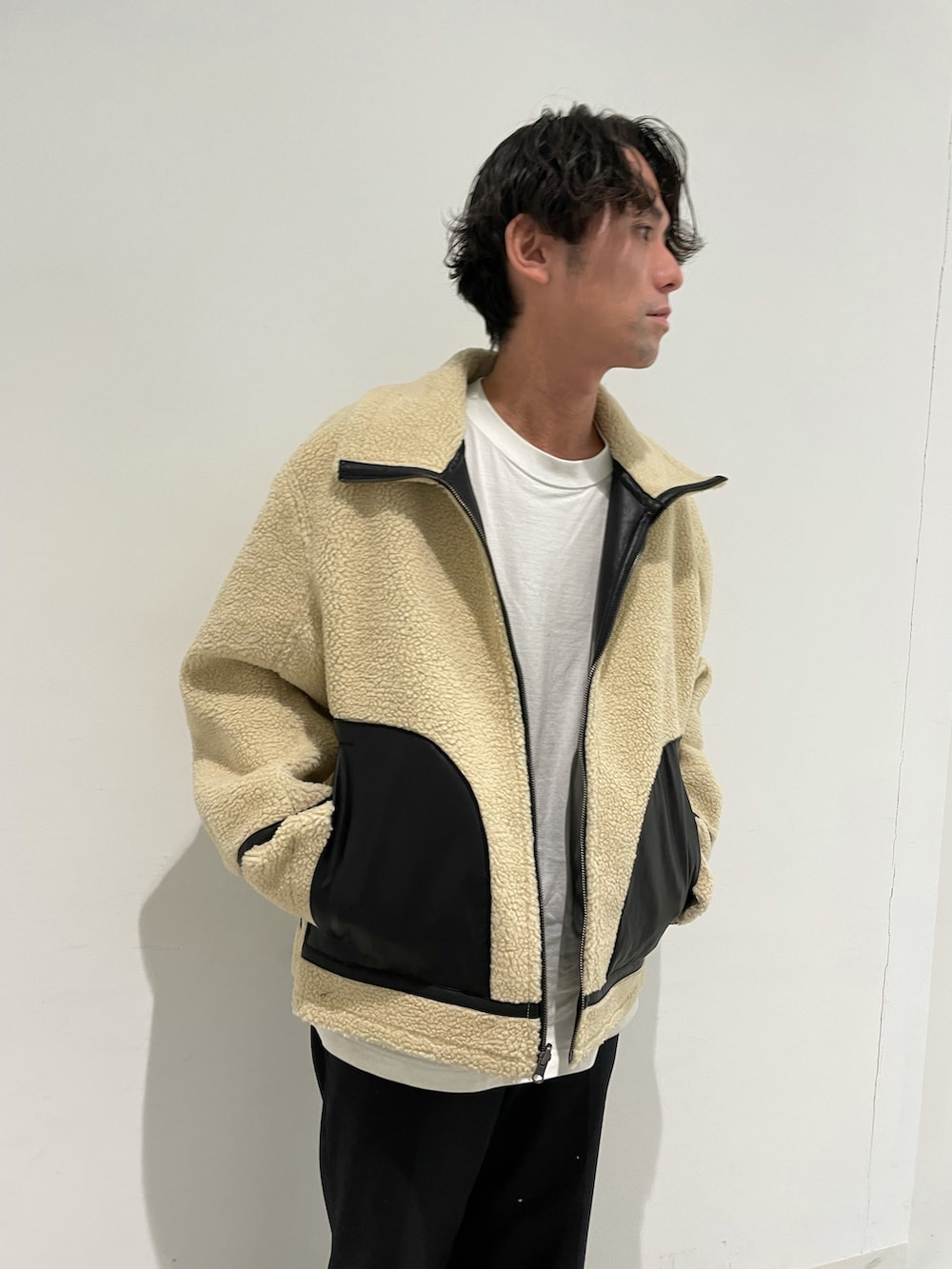 「B3、b3ジャケット、トレンドコーデ、トレンドアウター、オトナカジュアル、モノトーン、モノトーンコーデ、ワイドパンツ、シンプルコーデ、古着MIX、ファッションの力を信じよう、レザージャケット、エコレザー、レザーコーデ、ootd」｜「CIAOPANICのリバーシブルボアフライトジャケット（ブルゾン、ブラック系）」を使った、木山正己さん（メンズ・176cm）の秋コーディネートの5枚目の写真
