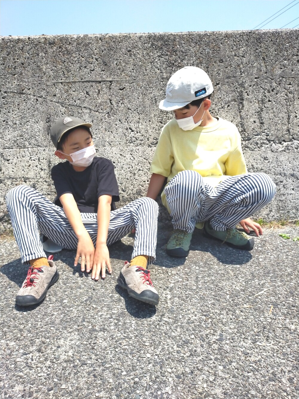 「カジュアルコーデ、休日スタイル、スニーカー、プチプラコーデ、シンプル、キャップ、ストライプ、Tシャツ、夏だ！Tシャツ着よう！、アウトドアスタイル」｜「BRANSHESのアイテム（パンツ、ブルー系）」を使った、おーぺーさん（キッズ・135cm）の春コーディネートの2枚目の写真