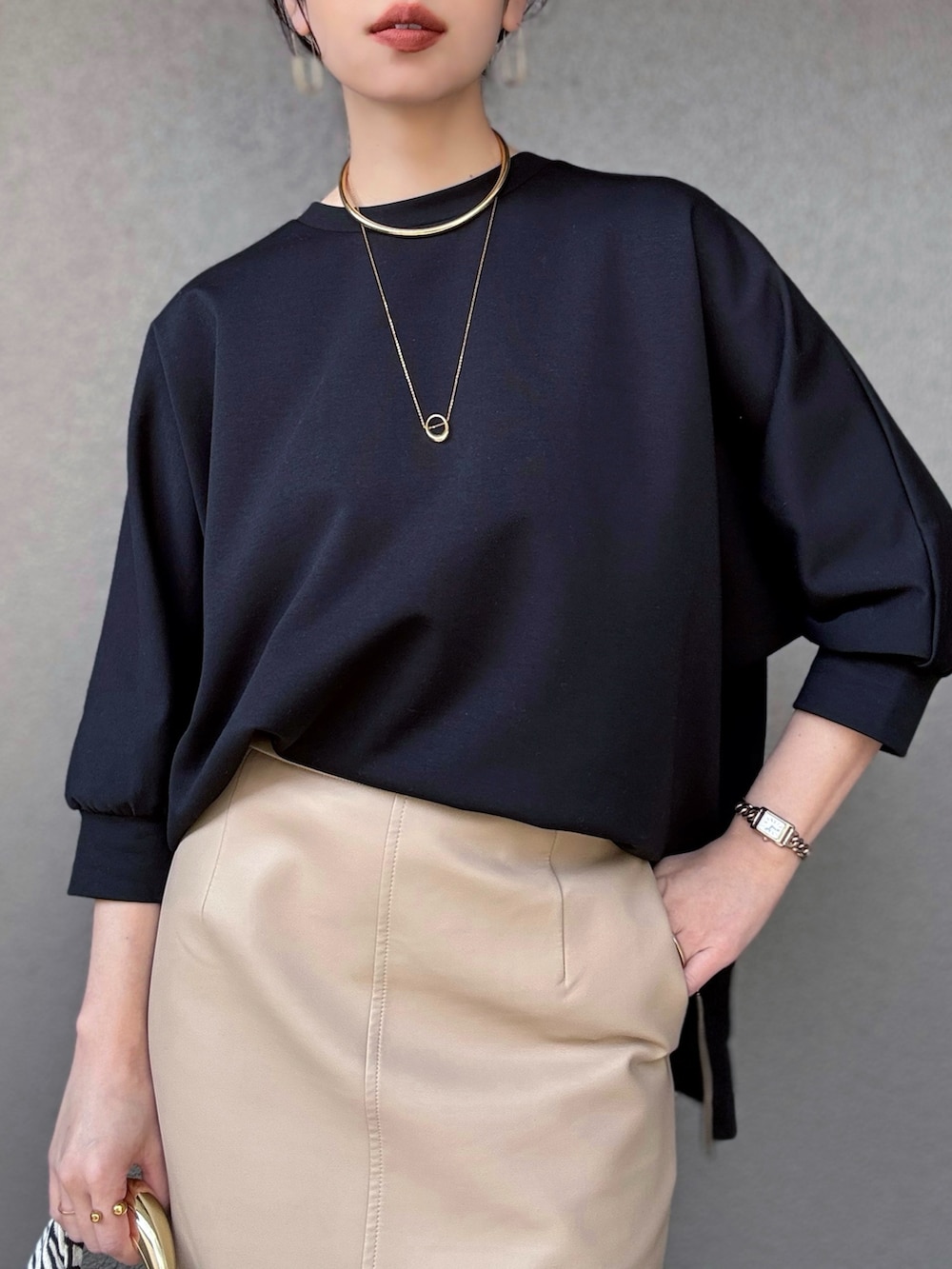 「PR、styledoor、春めき満開コーデ、春服コーデ、大人コーデ、スカート、スウェット、シンプルコーデ、きれいめカジュアル、大人カジュアル、骨格ストレート」|「Emma Taylorのライトダンボールサイドジップドルマンプルオーバー(Tシャツ/カットソー、ブラック系)」を使った、さくらさん(骨格ストレート・レディース・163cm)の春コーディネートの4枚目の写真
