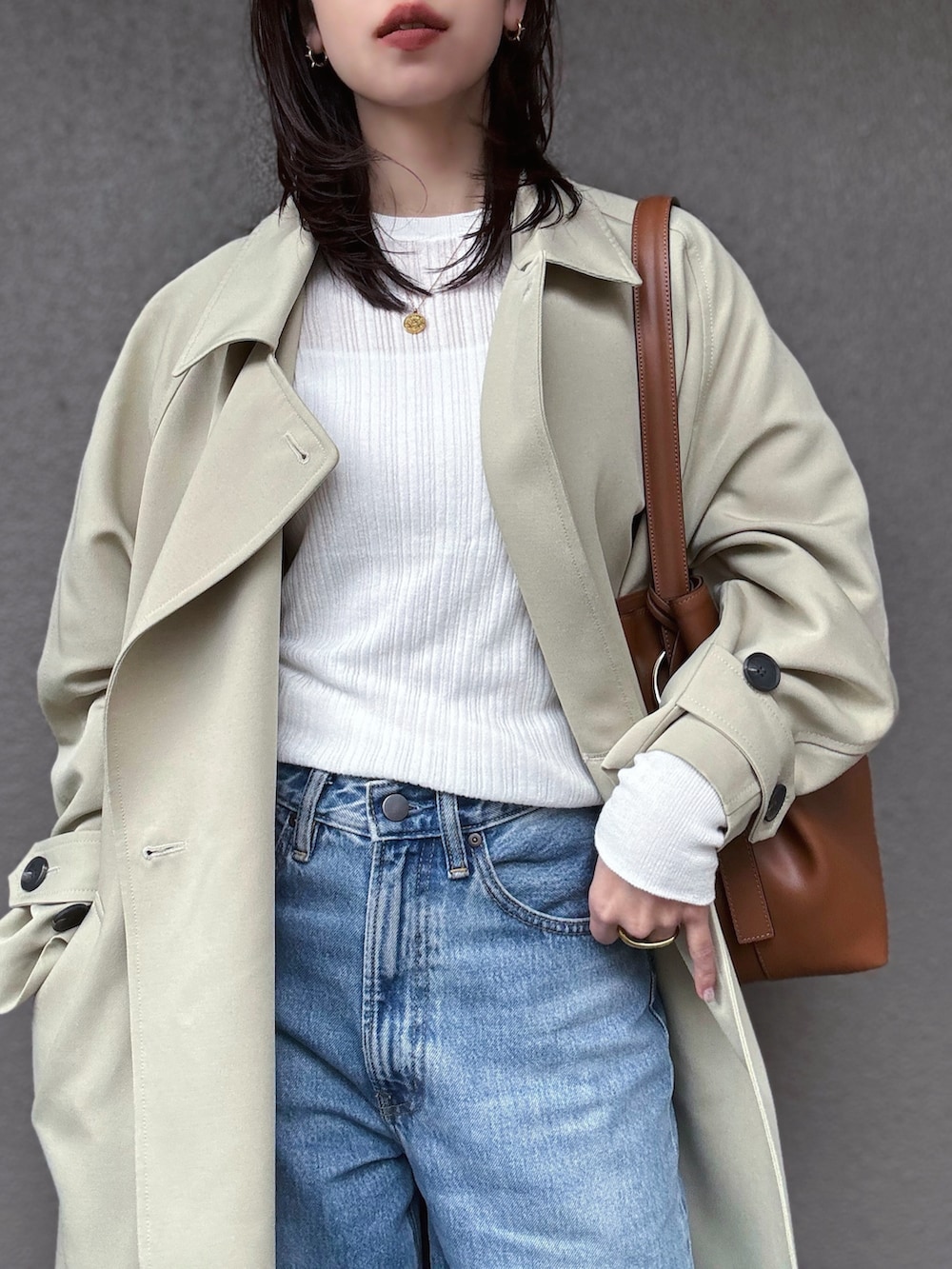 「春めき満開コーデ、ロングコート、シンプルコーデ、きれいめカジュアル、シアートップス、デニム、デニムコーデ、大人カジュアル、GU、オフィスカジュアル、春コーデ、大人ファッション、骨格ストレート」｜「Aborの【Abor】High Gauge Random Rib Knit Pullover/ハイゲージ ランダムリブニット プルオーバー（ニット/セーター、ホワイト系）」を使った、さくらさん（骨格ストレート・レディース・163cm）の春コーディネートの3枚目の写真