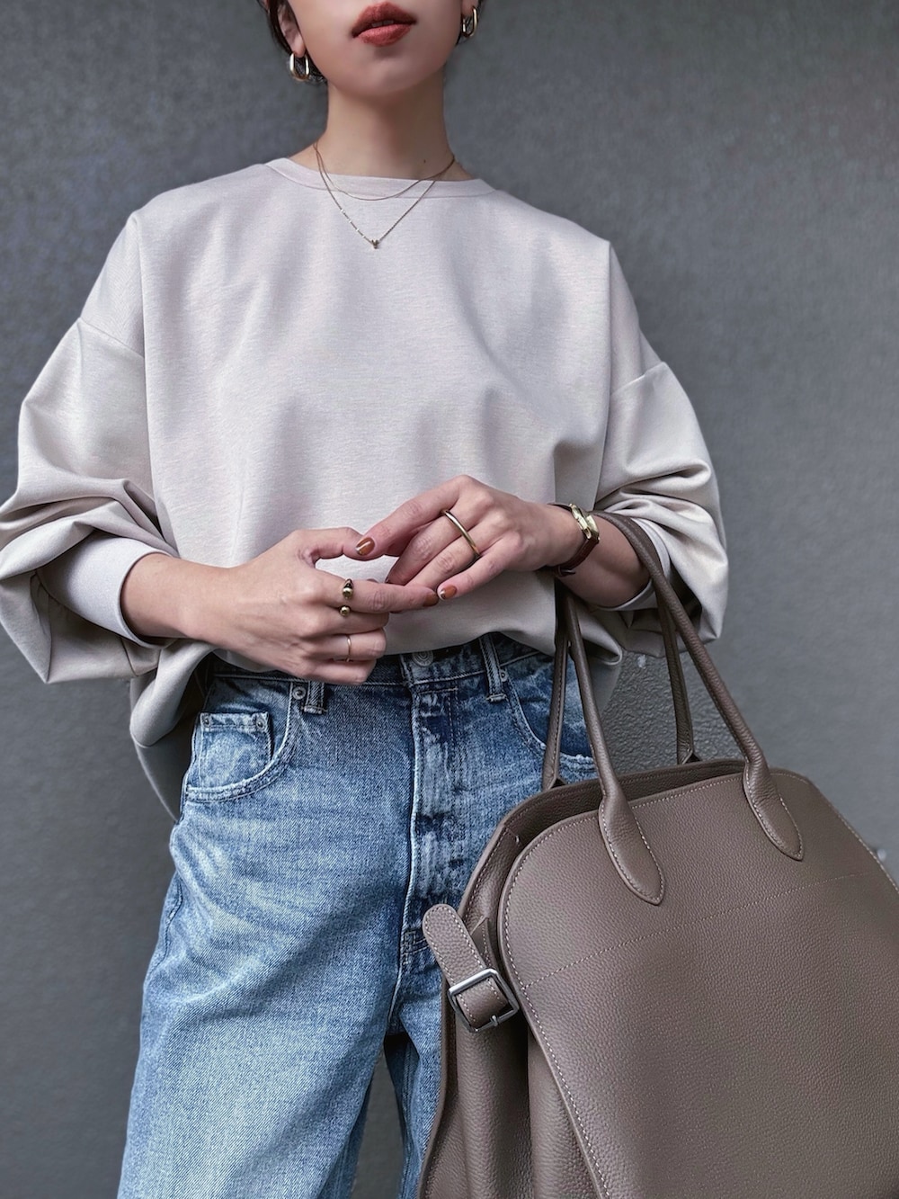 「PR、styledoor、冬コーデ、シンプルスタイル、ロングコート、スニーカー、デニム、冬アウター、ブラウンコーデ、きれいめカジュアル、チョコ色に染まれ、スウェット」|「Emma Taylorのライトダンボールボリュームスリーブプルオーバー(Tシャツ/カットソー、ベージュ系)」を使った、さくらさん(骨格ストレート・レディース・163cm)の冬コーディネートの4枚目の写真