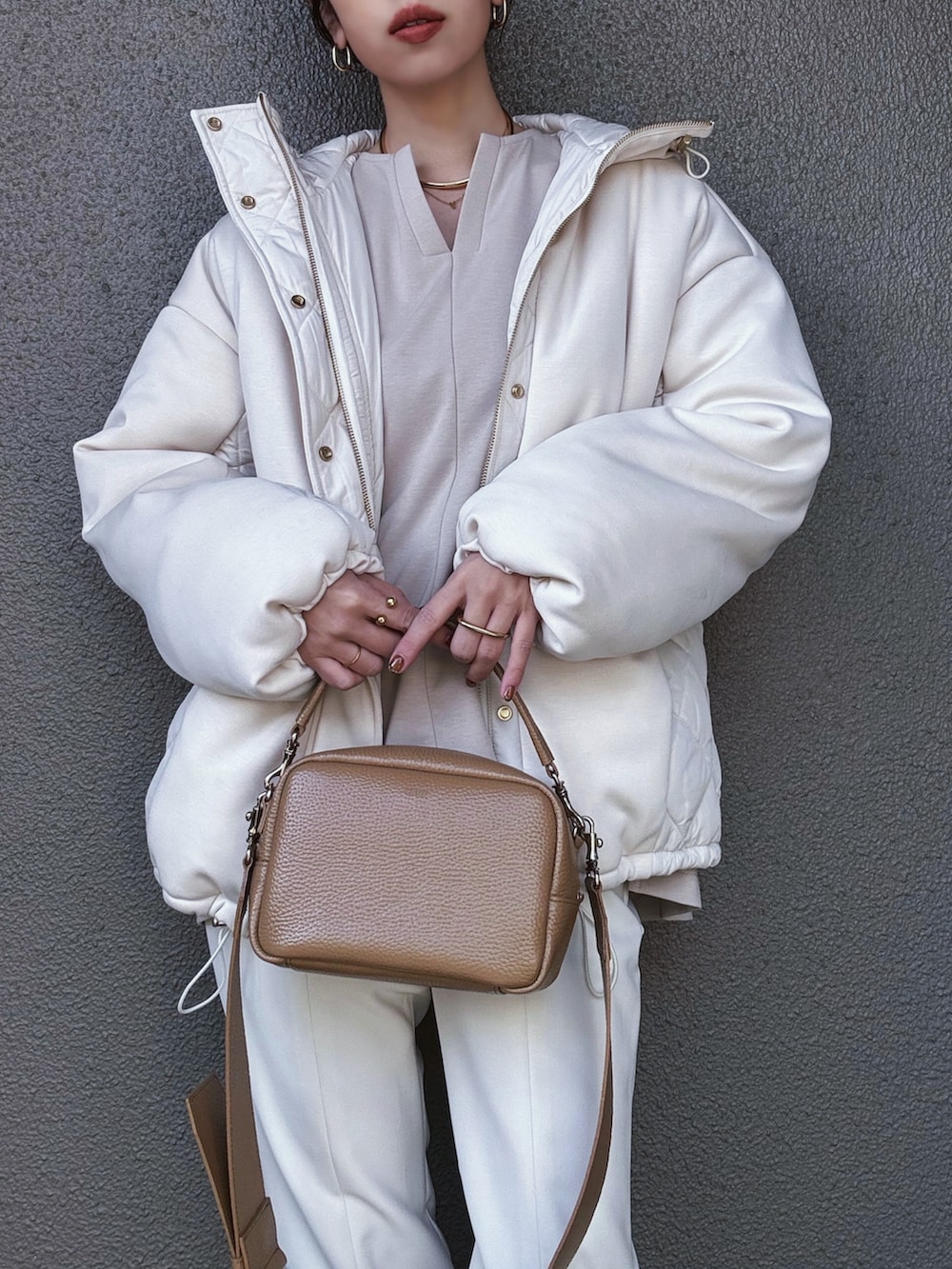 「PR、styledoor、冬アウター、キルティング、ブーツ、ホワイトコーデ、クリスマスに着たい服、冬コーデ、休日スタイル、きれいめカジュアル、ショルダーバッグ、淡色コーデ、骨格ストレート」｜「Emma Taylorの【撥水・防汚加工】異素材コンビキルティングコート（ダウンジャケット/コート、ベージュ系）」を使った、さくらさん（骨格ストレート・レディース・163cm）の冬コーディネートの2枚目の写真