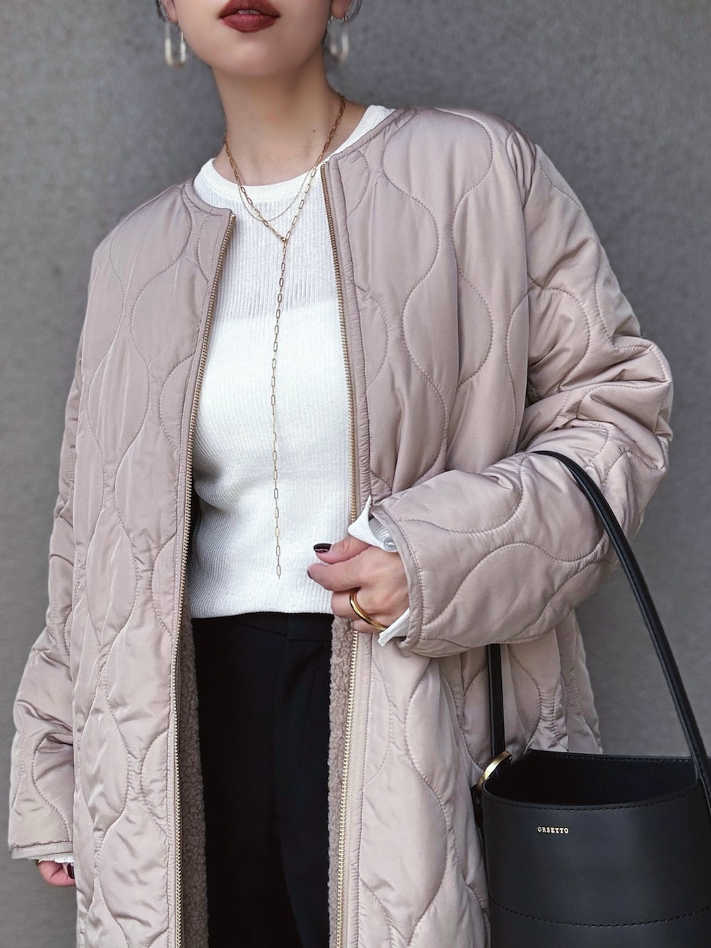 ブラウン系のその他アウター、ホワイト系のニット/セーター、ブラウン系のローファーを着用したレディースの冬コーディネートの4枚目の写真