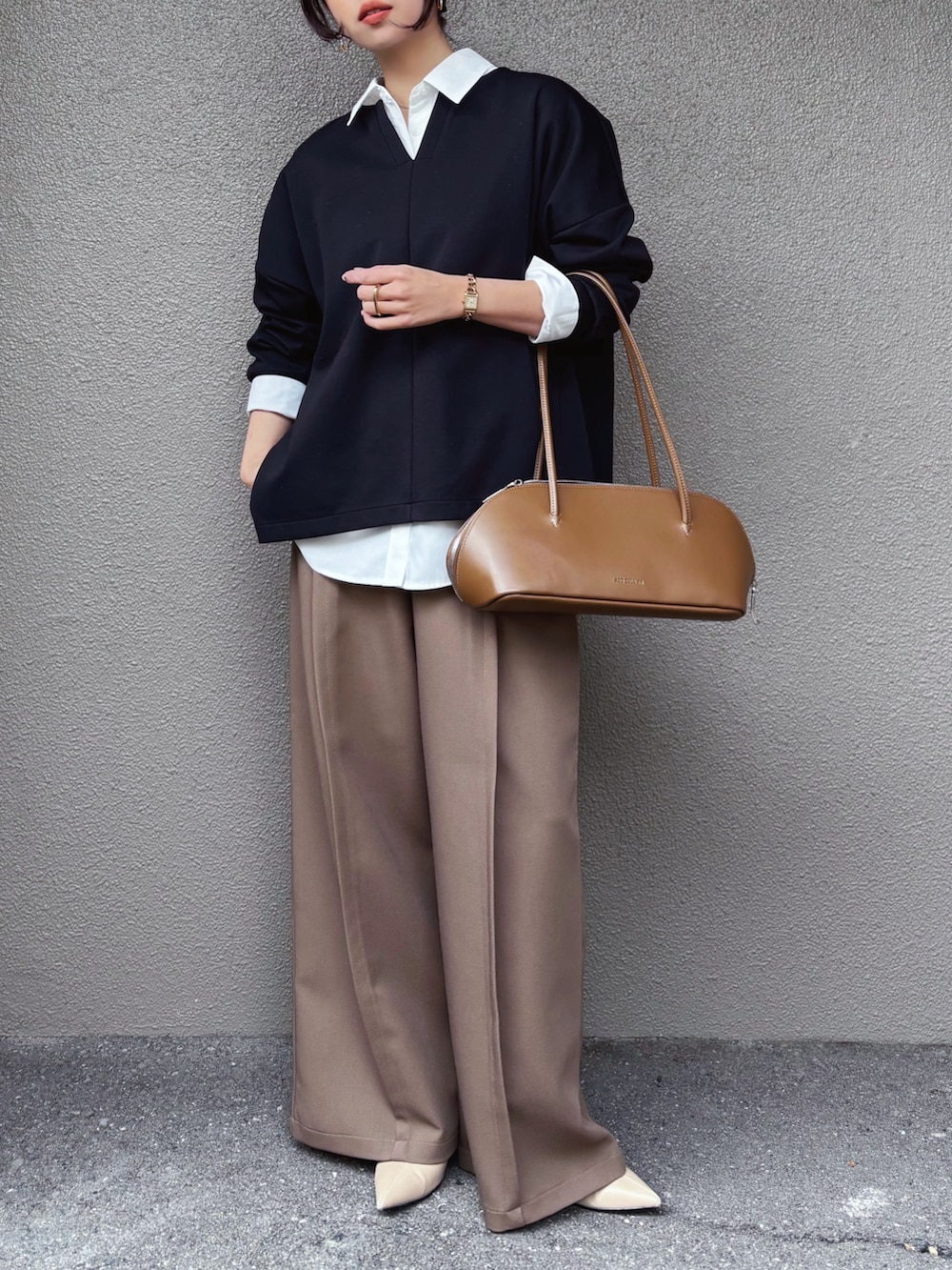 「PR、styledoor、レイヤードスタイル、ワイドパンツ、ワントーンコーデ、きれいめカジュアル、大人コーデ、シンプルスタイル、大人カジュアル、ロングコート、骨格ストレート、オフィスカジュアル」｜「Emma Taylorのライトダンボールテントシルエットプルオーバー（Tシャツ/カットソー、ブラック系）」を使った、さくらさん（骨格ストレート・レディース・163cm）の冬コーディネートの2枚目の写真