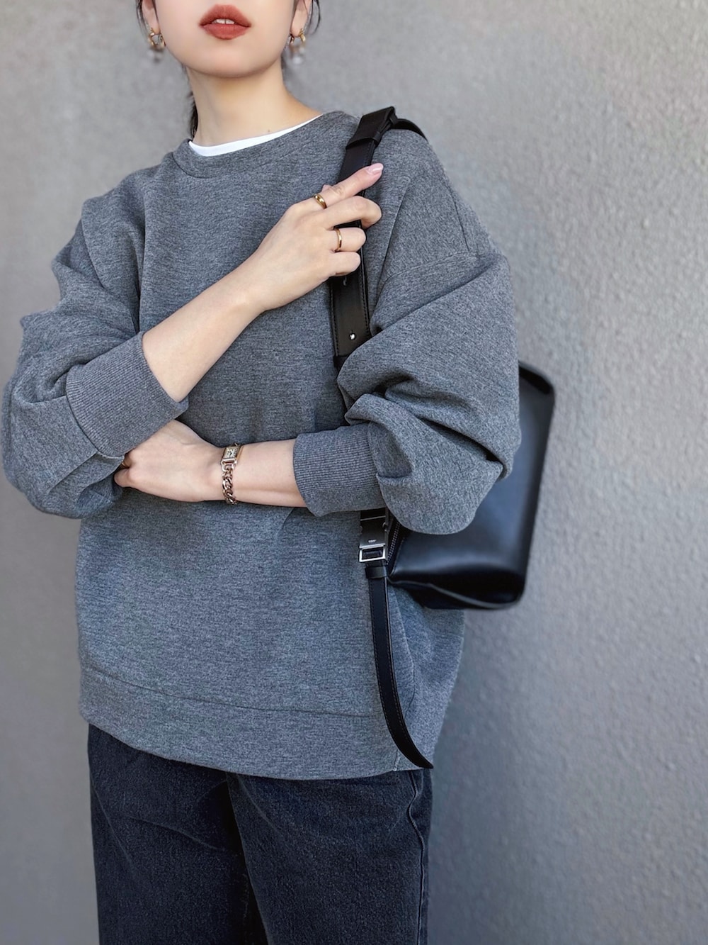 グレー系のTシャツ/カットソー、ブラック系のショルダーバッグ、ホワイト系のTシャツ/カットソーを着用したレディースの秋コーディネートの2枚目の写真