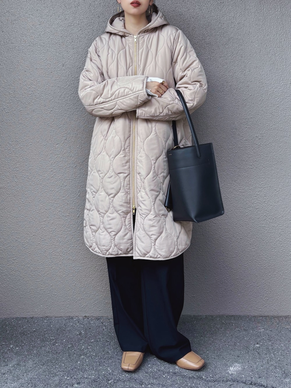 ブラウン系のその他アウター、ホワイト系のニット/セーター、ブラウン系のローファーを着用したレディースの冬コーディネートの2枚目の写真