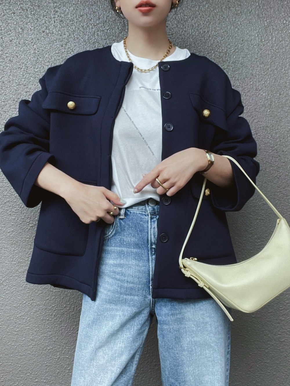 「PR、styledoor、春のNewスタイル、春アウター、デニム、ハイウエスト、プリントT、ロンT、きれいめカジュアル、春カラー、春コーデ、骨格ストレート」|「Emma Taylorのゴールド釦ダンボールノーカラージャケット(ノーカラージャケット、ブルー系)」を使った、さくらさん(骨格ストレート・レディース・163cm)の春コーディネートの2枚目の写真
