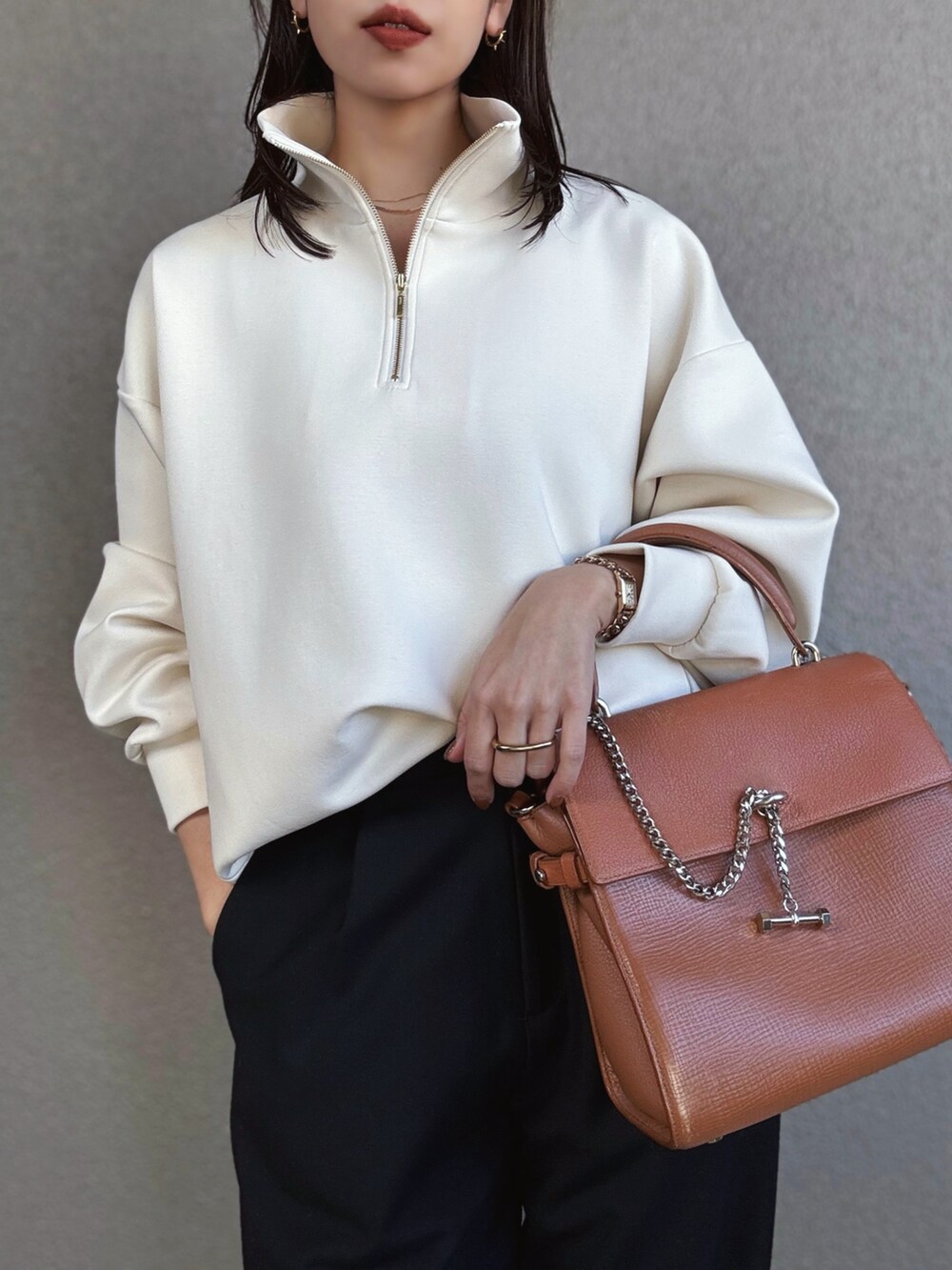 「PR、styledoor、スウェット、ボア、ハーフジップ、モノトーン、冬コーデ、きれいめカジュアル、パンツスタイル、シンプルコーデ、ボアコート、骨格ストレート」｜「Emma Taylorの【リバイバル】ダンボールスタンドカラーハーフジッププルオーバー（スウェット、ホワイト系）」を使った、さくらさん（骨格ストレート・レディース・163cm）の冬コーディネートの3枚目の写真