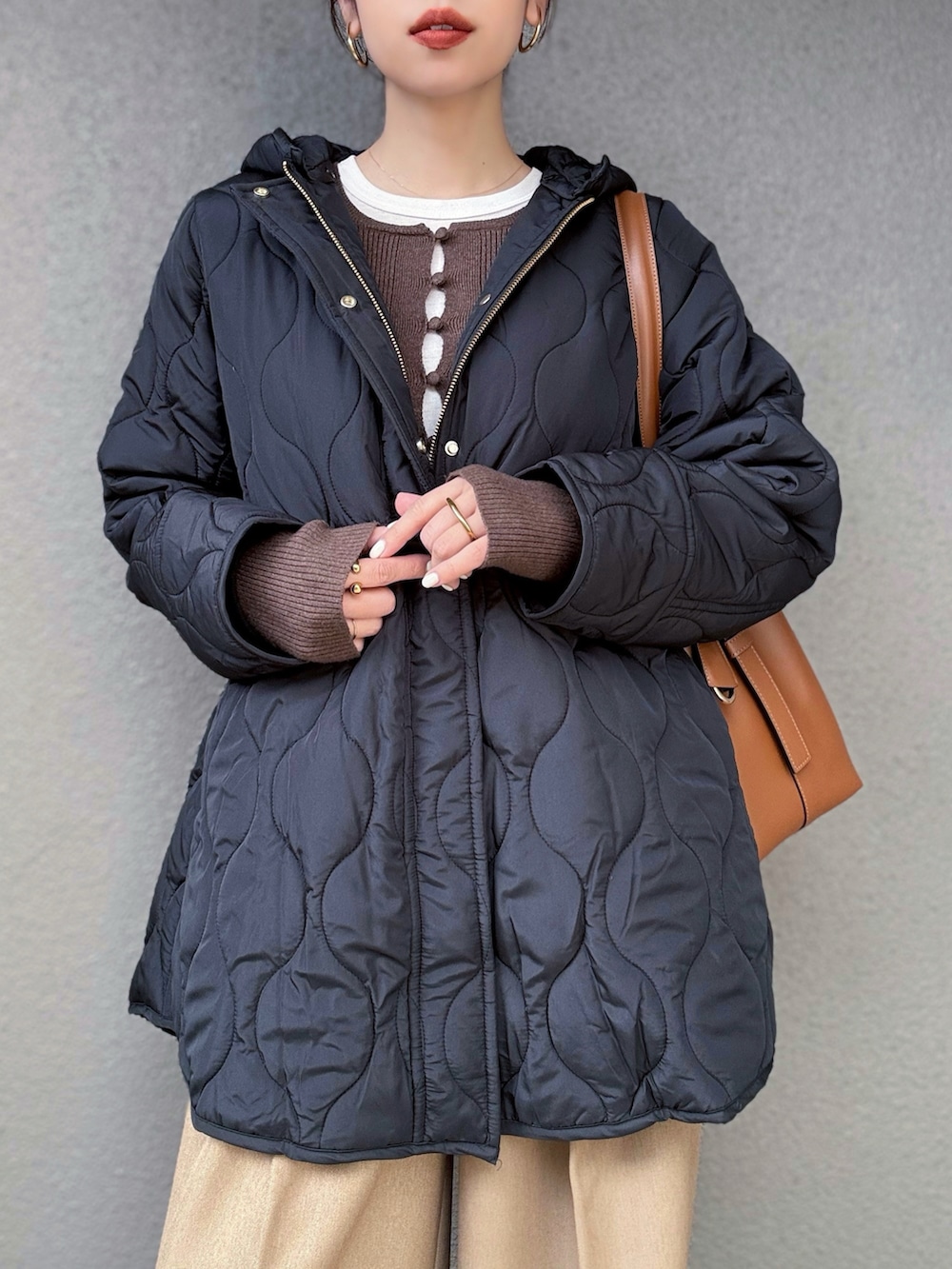 ベージュ系のその他パンツ、イエロー系のパンプス、ブラック系のその他アウターを着用したレディースの秋コーディネートの3枚目の写真