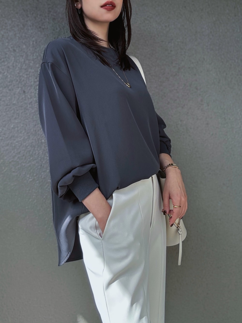 「PR、styledoor、秋コーデ、大人カジュアルコーデ、ブラウス、パンツスタイル、フレアパンツ、淡色コーデ、グレー、きれいめカジュアル、秋服準備はじめました、シンプルスタイル、骨格ストレート」｜「Emma TaylorのバックジップロングスリーブTブラウス（シャツ/ブラウス、グレー系）」を使った、さくらさん（骨格ストレート・レディース・163cm）の秋コーディネートの3枚目の写真