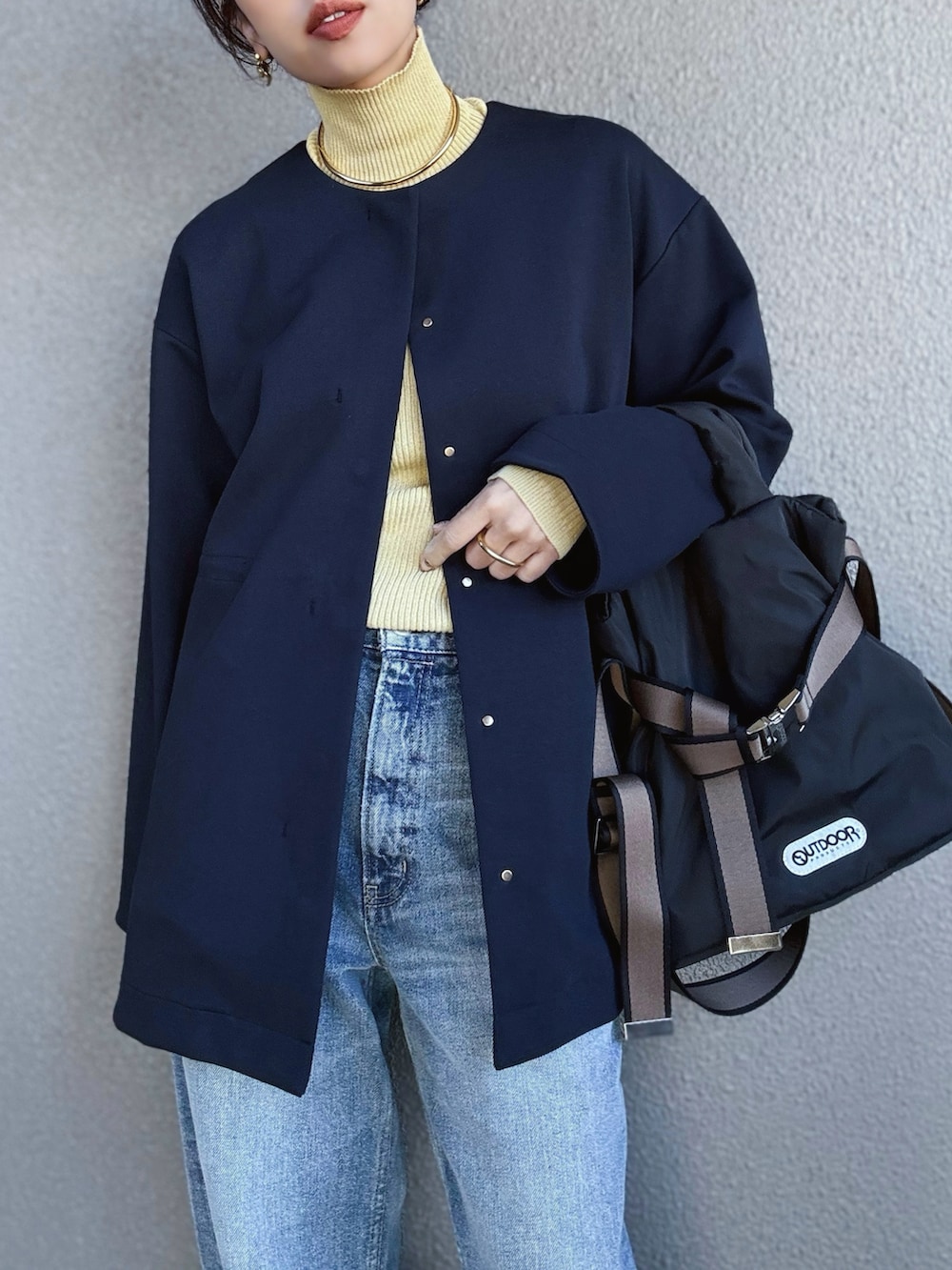 「PR、styledoor、タートルネック、ノーカラーコート、春アウター、デニム、きれいめカジュアル、デートコーデ、カラーコーデ、大人カジュアル、骨格ストレート」|「Emma Taylorの【オケージョンにも◎】ダンボールノーカラーミドルコート(ノーカラーコート、ブルー系)」を使った、さくらさん(骨格ストレート・レディース・163cm)の冬コーディネートの5枚目の写真