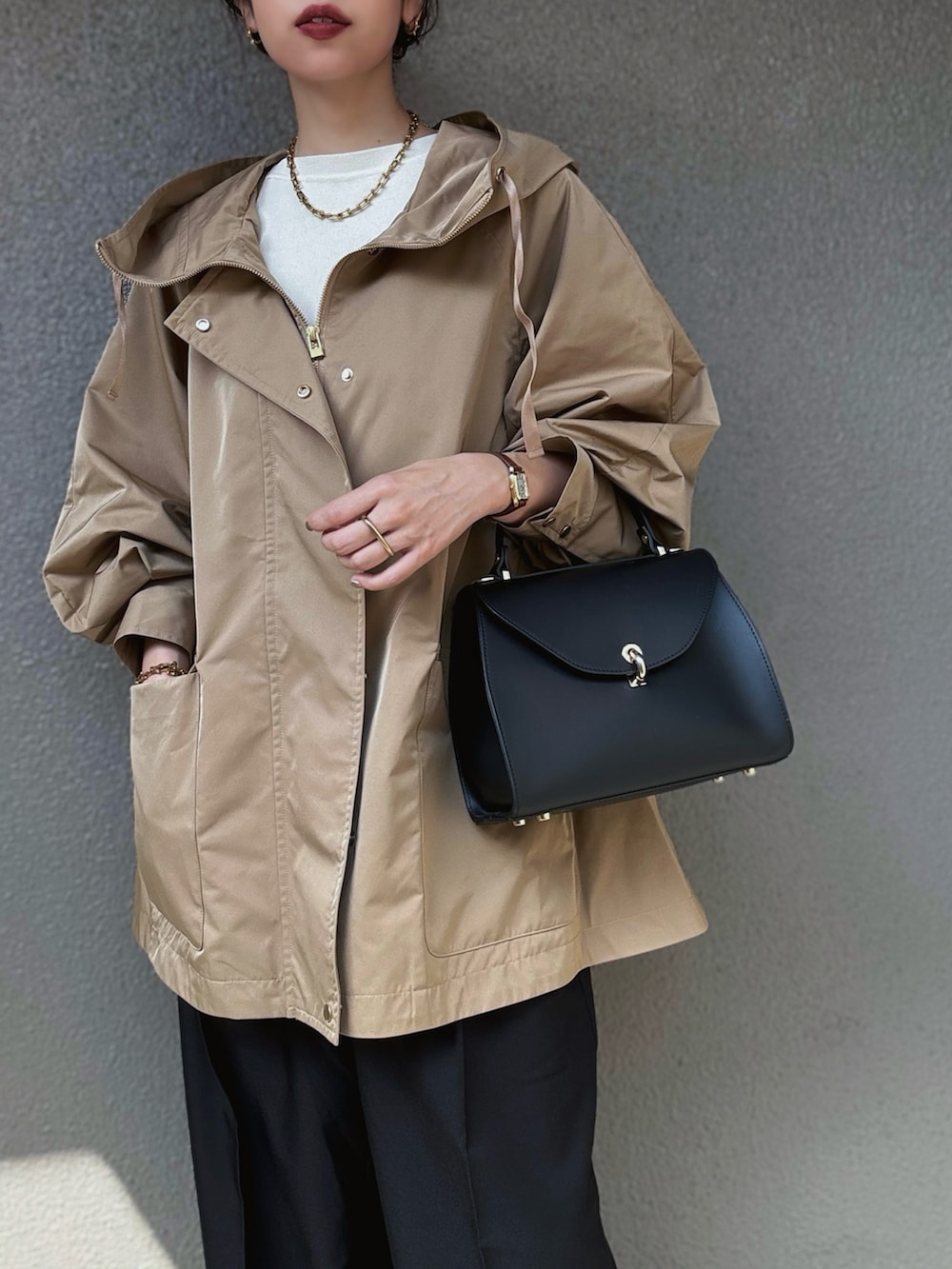 「PR、styledoor、マウンテンパーカー、大人カジュアル、きれいめカジュアル、ワイドパンツ、秋っぽコーデ更新中、休日スタイル、着回しコーデ、シンプルスタイル、パンツスタイル、ブラウン、骨格ストレート」｜「Emma Taylorのスタンドフーディ―マウンテンパーカー（マウンテンパーカー、イエロー系）」を使った、さくらさん（骨格ストレート・レディース・163cm）の秋コーディネートの2枚目の写真
