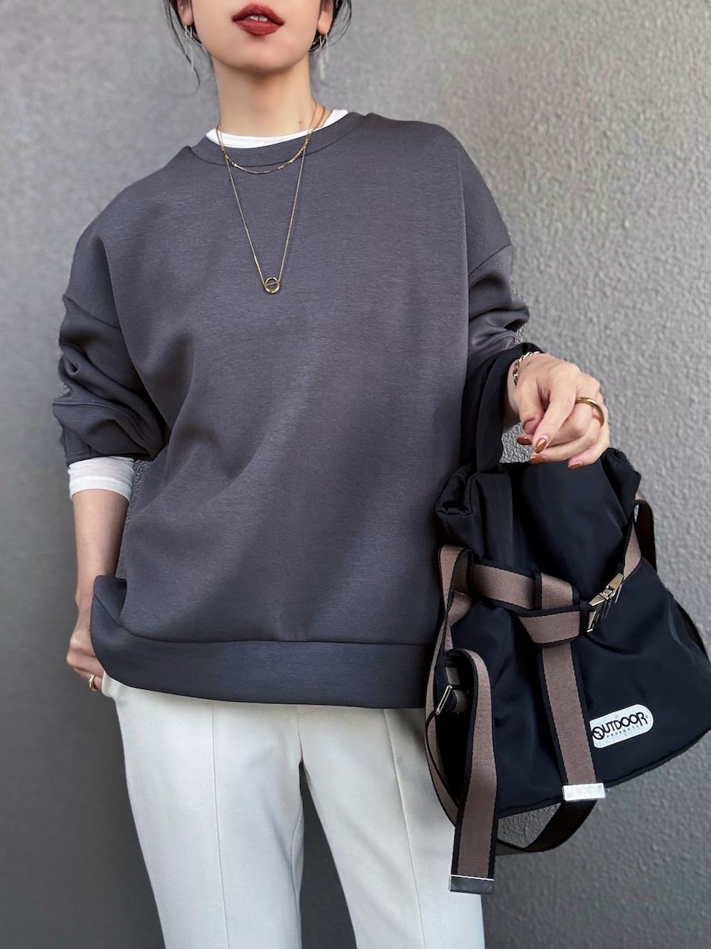 「PR、styledoor、冬コーデ、ロングコート、お出かけコーデ、冬アウター、きれいめカジュアル、ブーツ、休日スタイル、スウェット、淡色コーデ、骨格ストレート」|「Emma Taylorの【リバイバル】ダンボールクルーネックプルオーバー(スウェット、グレー系)」を使った、さくらさん(骨格ストレート・レディース・163cm)の冬コーディネートの3枚目の写真