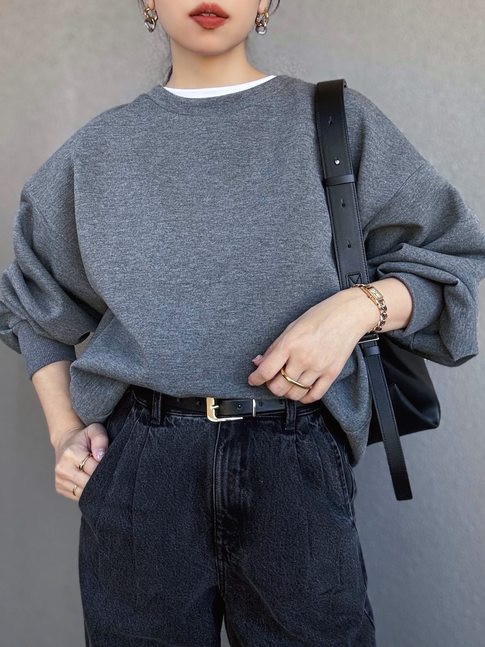 グレー系のTシャツ/カットソー、ブラック系のショルダーバッグ、ホワイト系のTシャツ/カットソーを着用したレディースの秋コーディネートの3枚目の写真