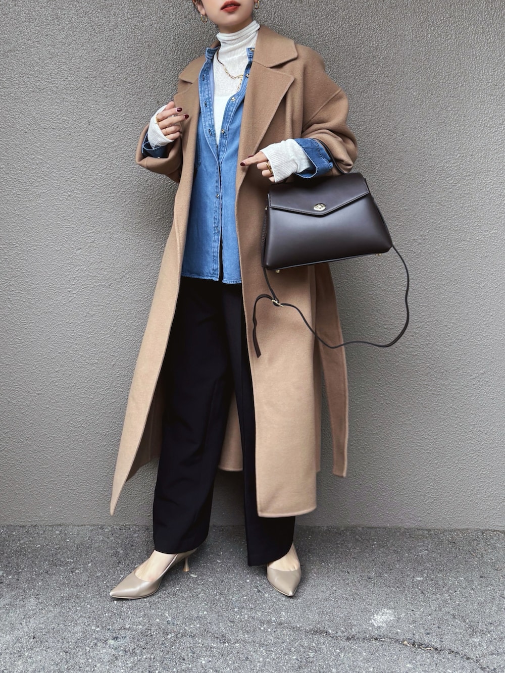 ブルー系のシャツ/ブラウス、ホワイト系のニット/セーター、ブラック系のスラックスを着用したレディースの冬コーディネートの2枚目の写真