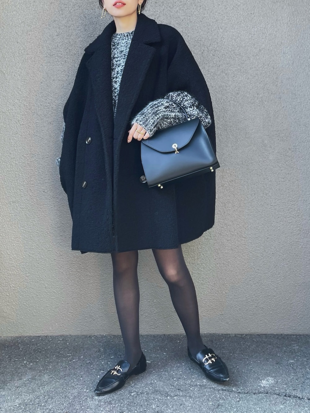 「ボア、コート、クリスマスに着たい服、お出かけコーデ、セットアップ、ミニスカート、ニット、冬コーデ、ローファー、骨格ストレート、オトナカジュアル、冬アウター」｜「rectangleのムートンボアポンチョコート（ポンチョ、ブラック系）」を使った、さくらさん（骨格ストレート・レディース・163cm）の冬コーディネートの2枚目の写真