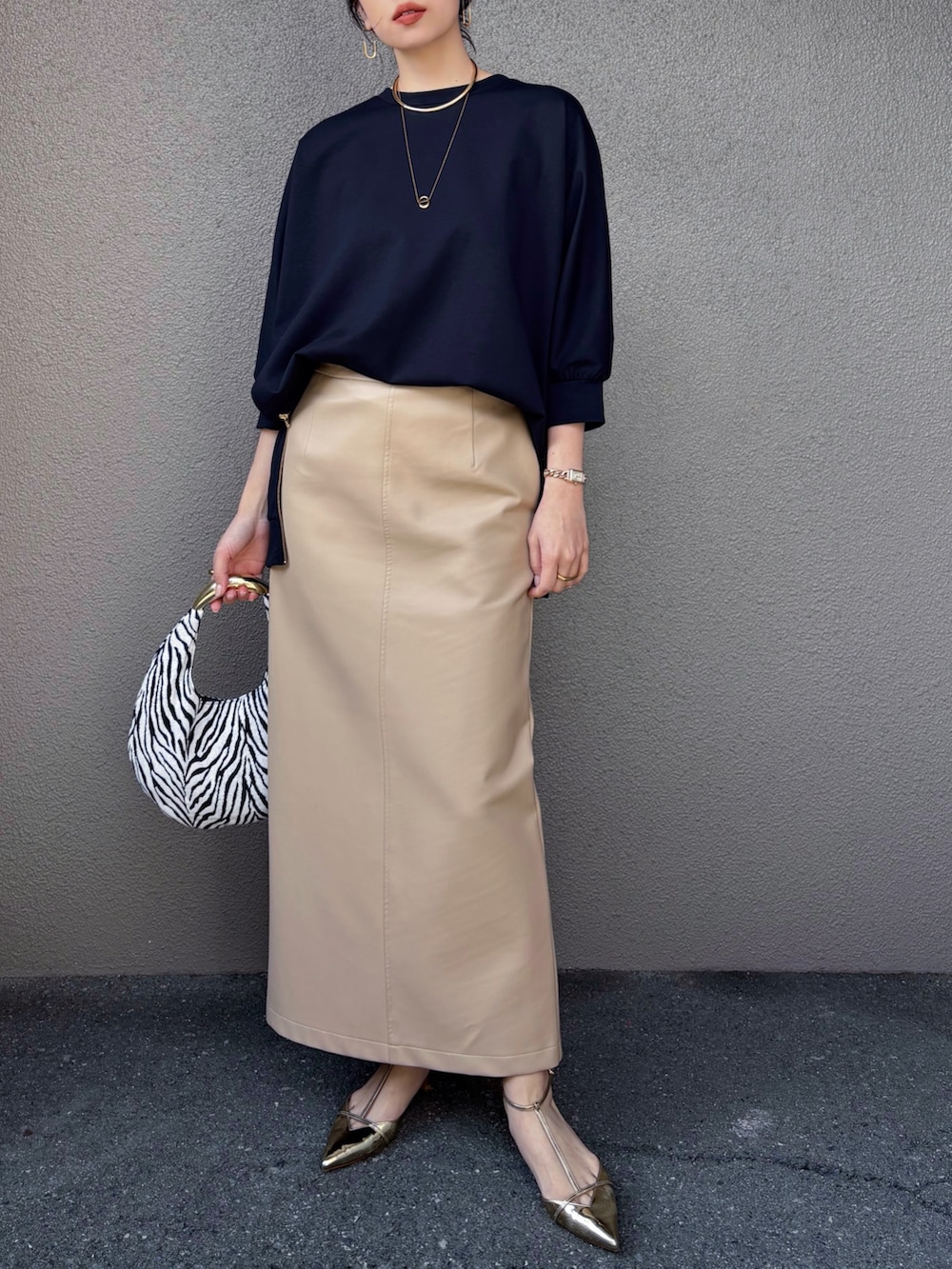 「PR、styledoor、春めき満開コーデ、春服コーデ、大人コーデ、スカート、スウェット、シンプルコーデ、きれいめカジュアル、大人カジュアル、骨格ストレート」|「Emma Taylorのライトダンボールサイドジップドルマンプルオーバー(Tシャツ/カットソー、ブラック系)」を使った、さくらさん(骨格ストレート・レディース・163cm)の春コーディネートの2枚目の写真