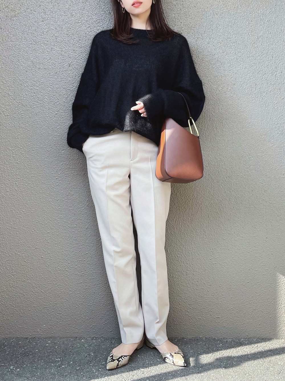 「春コーデ、トレンチコート、感動パンツ、ユニクロ、UNIQLO、シンプルコーデ、オトナカジュアル、きれいめカジュアル、パンツスタイル、今日のコスメと服」|「UNIQLOのアイテム(パンツ、ベージュ系)」を使った、さくらさん(レディース・163cm)の冬コーディネートの2枚目の写真