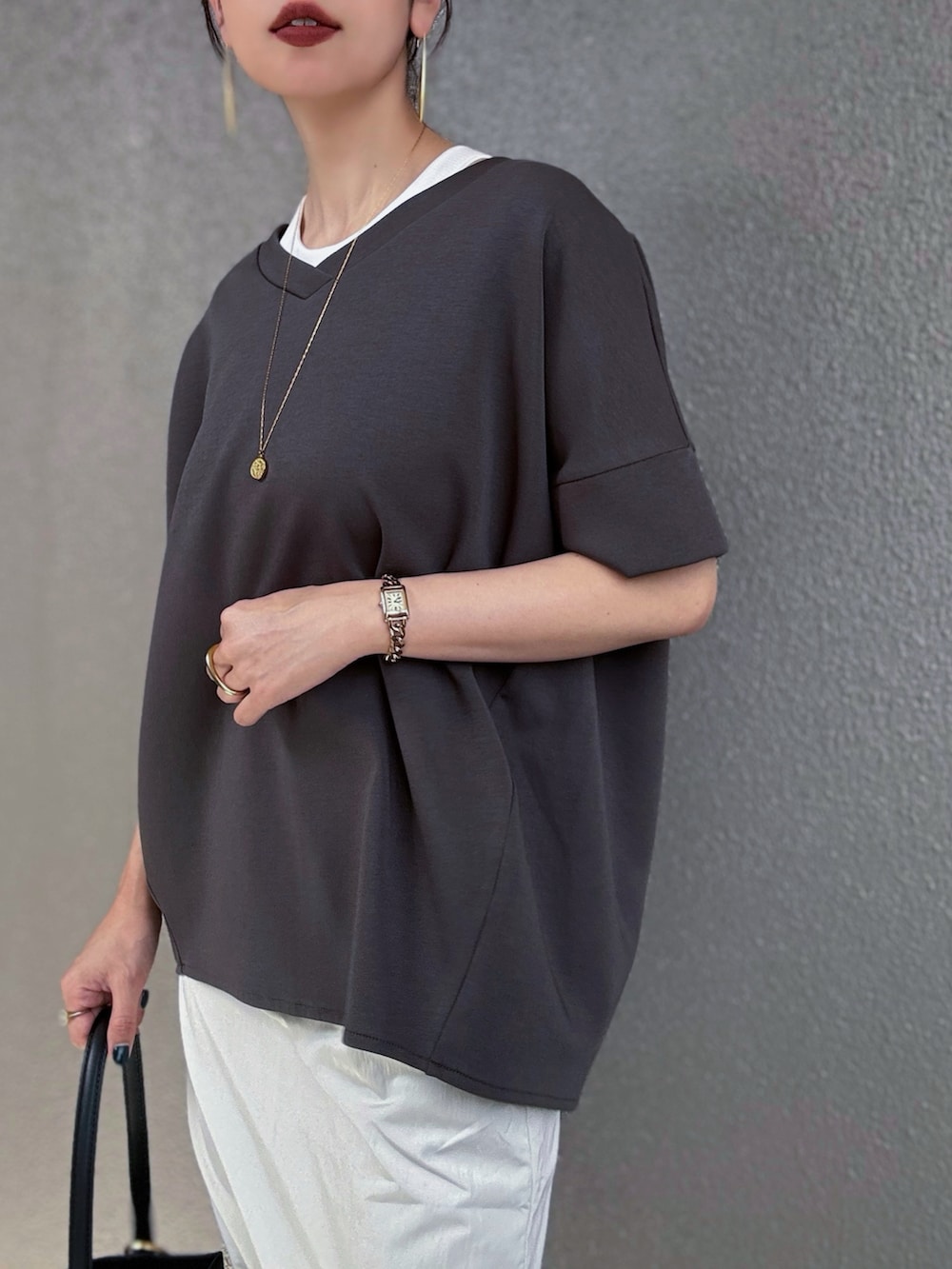「PR、styledoor、Emmataylor、ロングスカート、レイヤードスタイル、ホルターネック、GU、大人カジュアル、きれいめカジュアル、サンダル」｜「Emma Taylorのネックが選べる！ライトダンボールダブルスリーブプルオーバー（Tシャツ/カットソー、グレー系）」を使った、さくらさん（骨格ストレート・レディース・163cm）の夏コーディネートの5枚目の写真