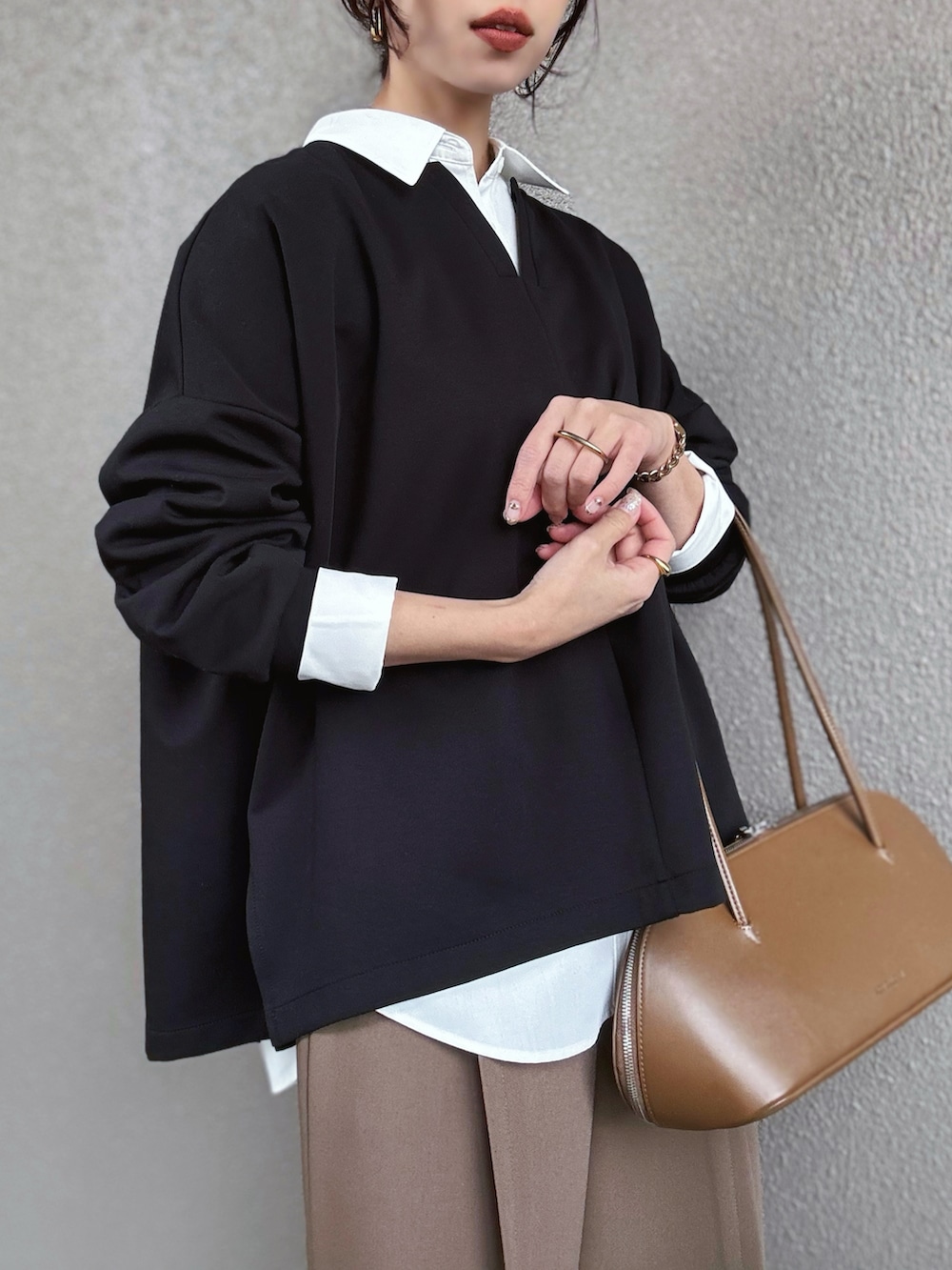 「PR、styledoor、レイヤードスタイル、ワイドパンツ、ワントーンコーデ、きれいめカジュアル、大人コーデ、シンプルスタイル、大人カジュアル、ロングコート、骨格ストレート、オフィスカジュアル」｜「Emma Taylorのライトダンボールテントシルエットプルオーバー（Tシャツ/カットソー、ブラック系）」を使った、さくらさん（骨格ストレート・レディース・163cm）の冬コーディネートの3枚目の写真