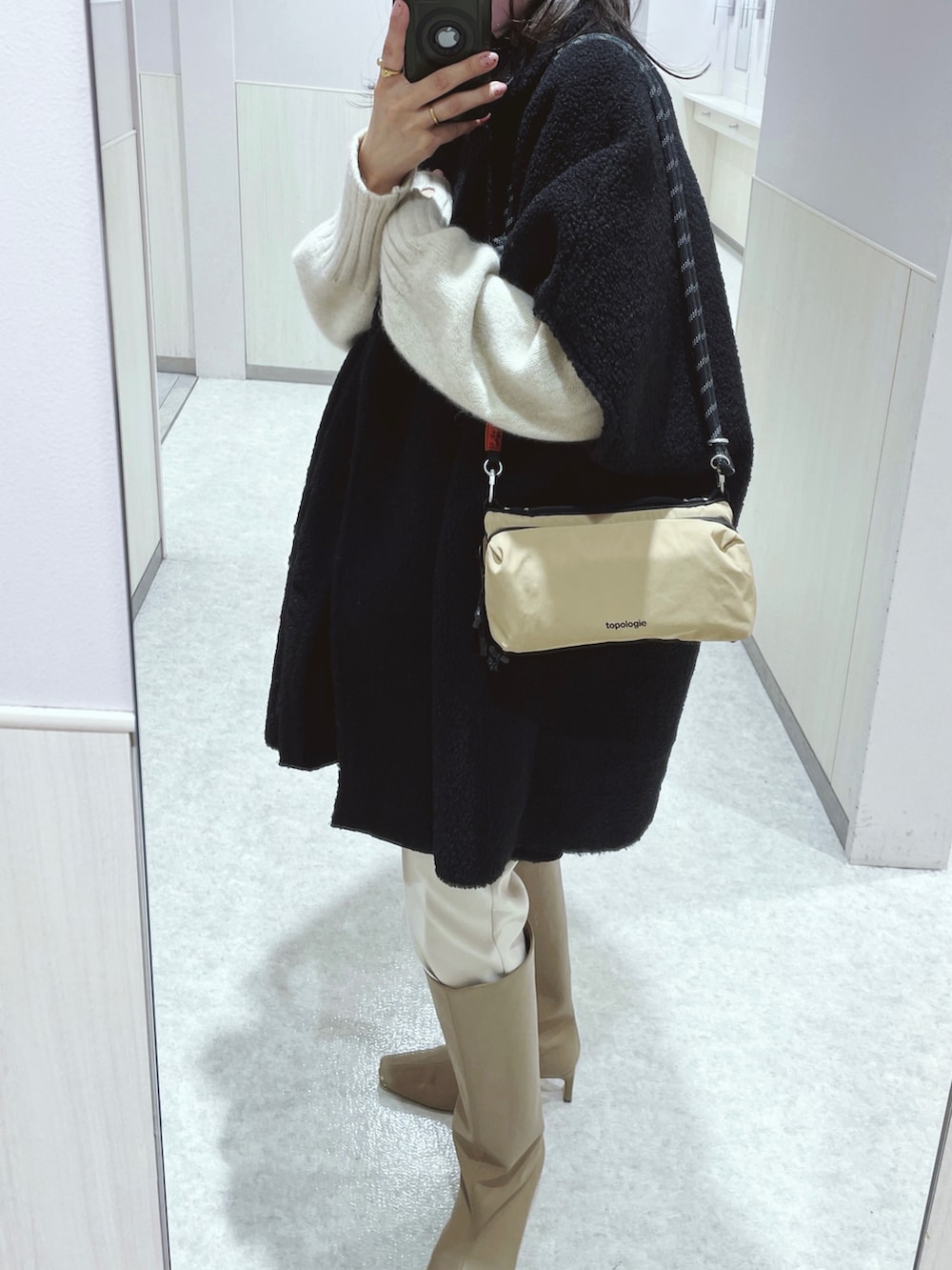 「PR、Topologie、サコッシュ、ボア、ボアコート、ロングブーツ、ファッションを楽しもう、秋冬コーデ、大人カジュアル、休日コーデ、ブーツイン、パンツスタイル、ビッグシルエット」|「TopologieのBottle Sacoche ボトルサコッシュ【バッグ単体】(ショルダーバッグ、ベージュ系)」を使った、さくらさん(骨格ストレート・レディース・163cm)の秋コーディネートの2枚目の写真