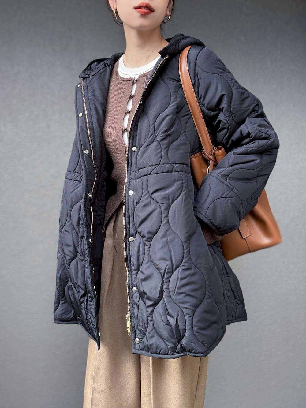 ベージュ系のその他パンツ、イエロー系のパンプス、ブラック系のその他アウターを着用したレディースの秋コーディネートの2枚目の写真