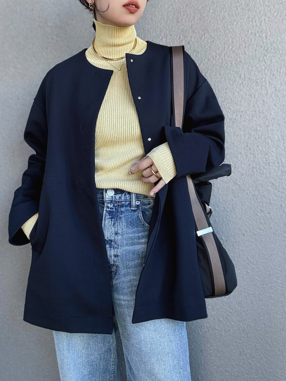 「PR、styledoor、タートルネック、ノーカラーコート、春アウター、デニム、きれいめカジュアル、デートコーデ、カラーコーデ、大人カジュアル、骨格ストレート」|「Emma Taylorの【オケージョンにも◎】ダンボールノーカラーミドルコート(ノーカラーコート、ブルー系)」を使った、さくらさん(骨格ストレート・レディース・163cm)の冬コーディネートの4枚目の写真
