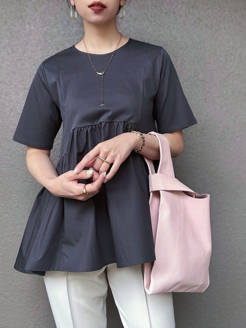 グレー系のTシャツ/カットソー、ベージュ系のその他パンツ、ゴールド系のパンプスを着用したレディースの春コーディネートの2枚目の写真