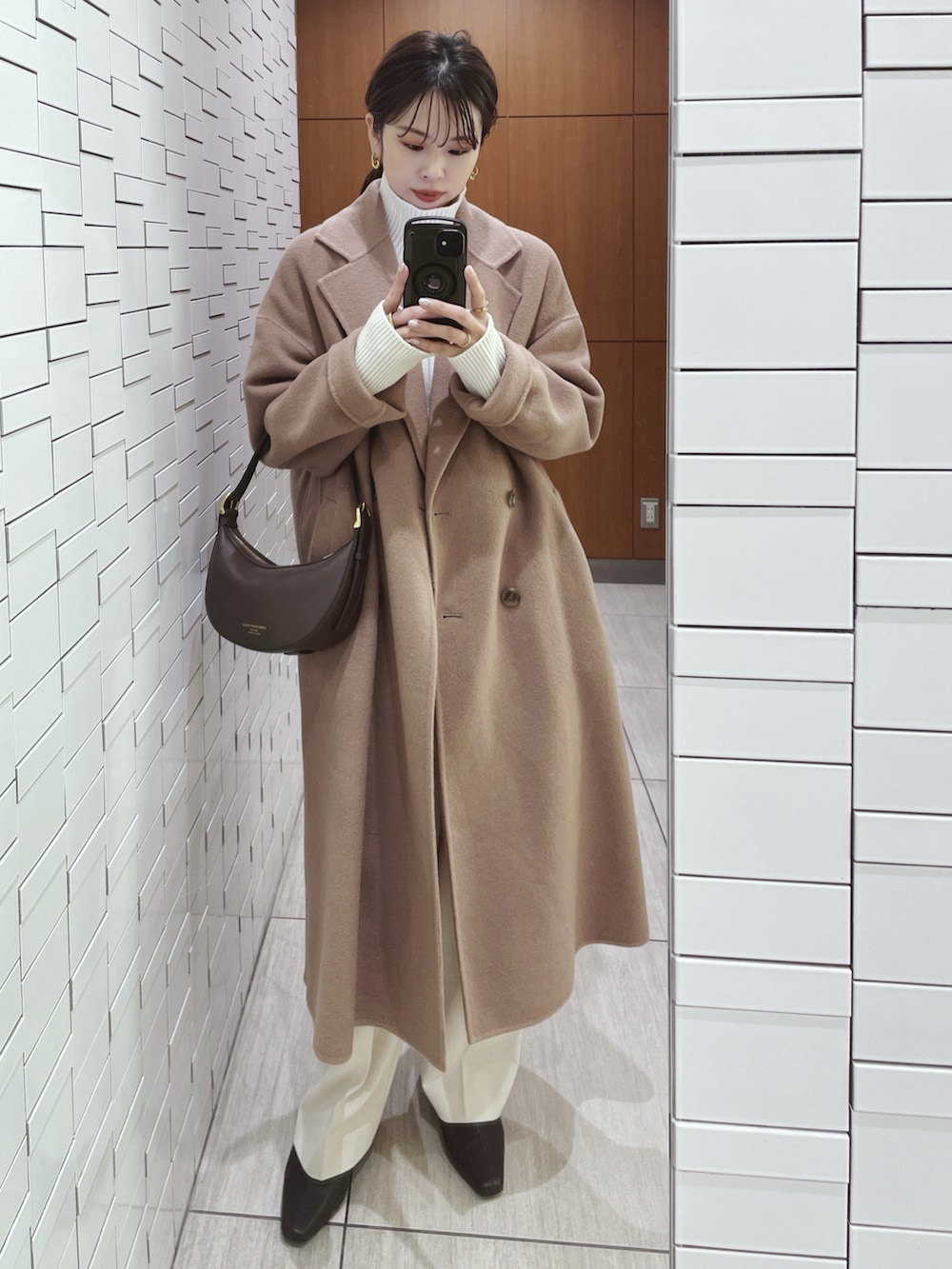 「冬、冬アウター、ロングコート、タックワイドパンツ、GU、きれいめカジュアル、オフィスカジュアル、パンツスタイル、淡色コーデ、ワントーンコーデ、骨格ストレート」|「N.O.R.Cのダブルロングリバーコート(チェスターコート、イエロー系)」を使った、さくらさん(骨格ストレート・レディース・163cm)の冬コーディネートの2枚目の写真