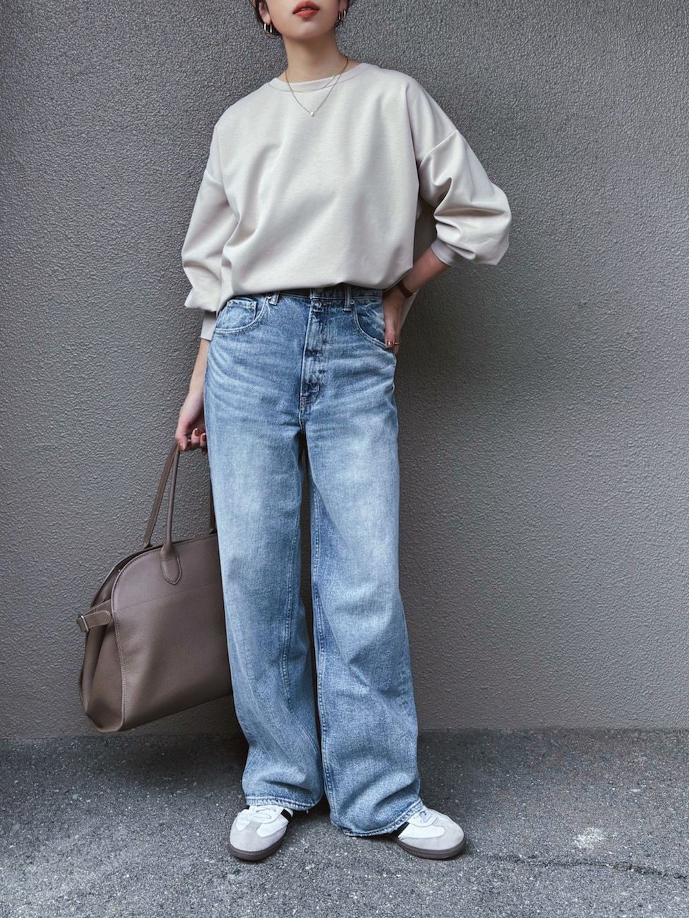 「PR、styledoor、冬コーデ、シンプルスタイル、ロングコート、スニーカー、デニム、冬アウター、ブラウンコーデ、きれいめカジュアル、チョコ色に染まれ、スウェット」|「Emma Taylorのライトダンボールボリュームスリーブプルオーバー(Tシャツ/カットソー、ベージュ系)」を使った、さくらさん(骨格ストレート・レディース・163cm)の冬コーディネートの3枚目の写真