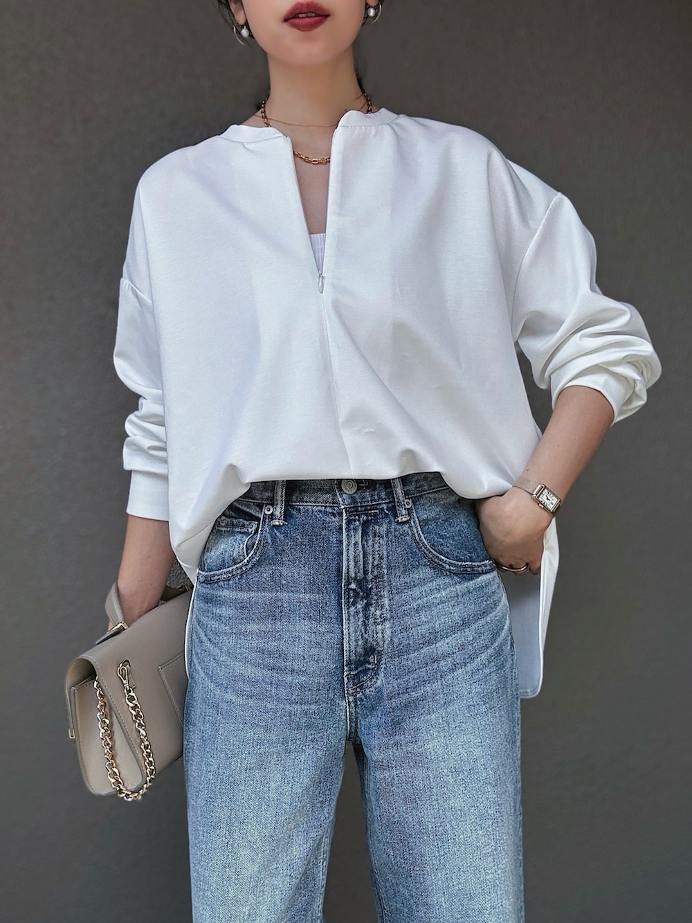 ホワイト系のTシャツ/カットソー、ブルー系のデニムパンツ、ベージュ系のパンプスを着用したレディースの秋コーディネートの3枚目の写真